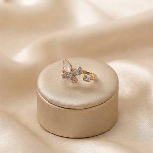 Anillo Mariposa con Detalles Brillantes