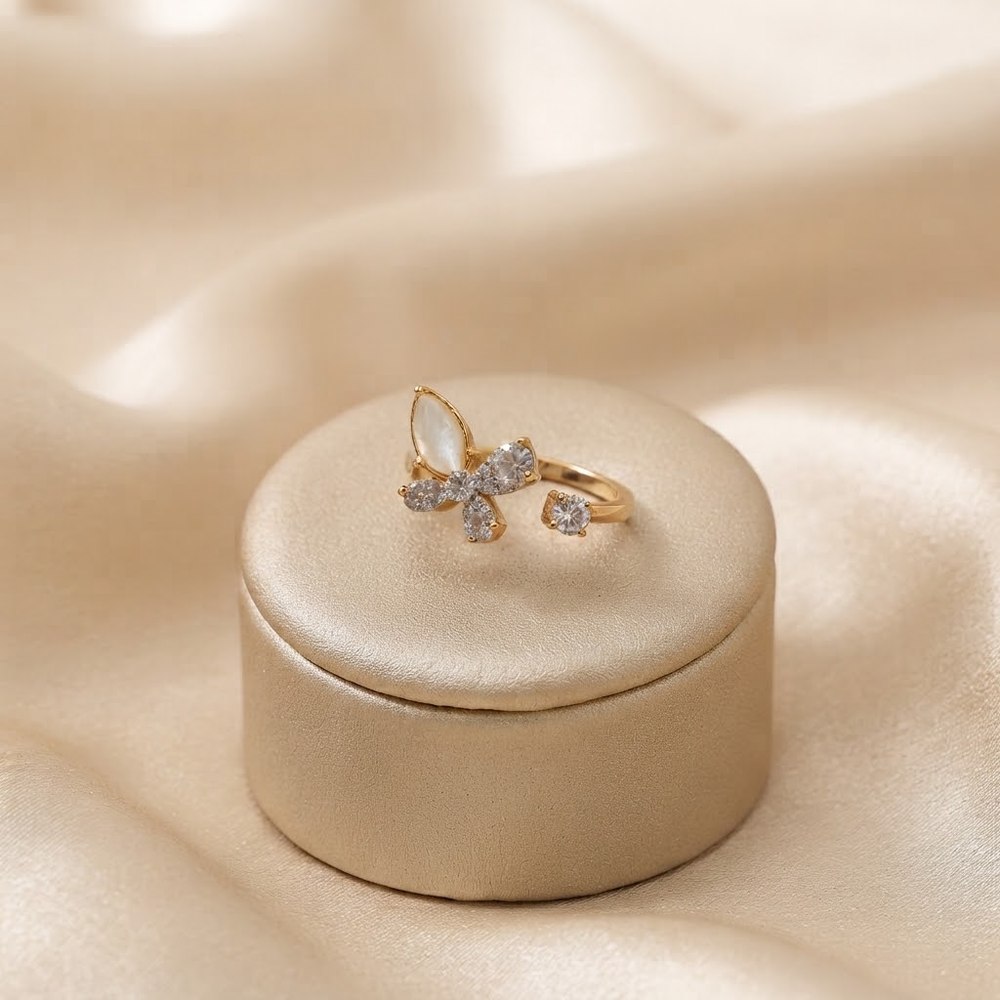 Anillo Mariposa con Detalles Brillantes