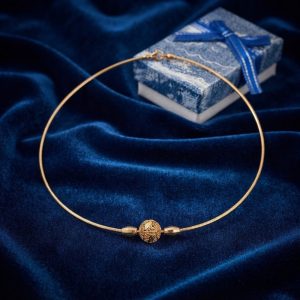 Gargantilla Rígida Omega con Cuentas · Oro Laminado