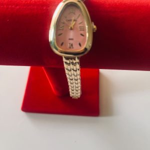 Reloj con Esfera Rosada y Diseño Geométrico