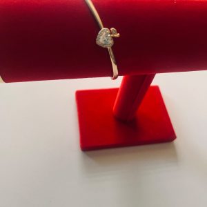 Brazalete Rígido Dorado con Dije de Corazón y Circonias