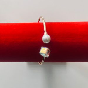 Brazalete Rígido Dorado con Perla y Gema Tornasol (Efecto Luz)