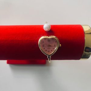 Reloj Pulsera en Forma de Corazón con Esfera Rosada y Detalle de Perla