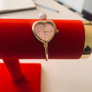Reloj Pulsera en Forma de Corazón con Esfera Rosada y Detalle de Perla