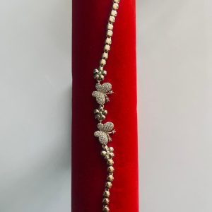 Pulsera Dorada con Diseño de Flores y Mariposas Brillantes